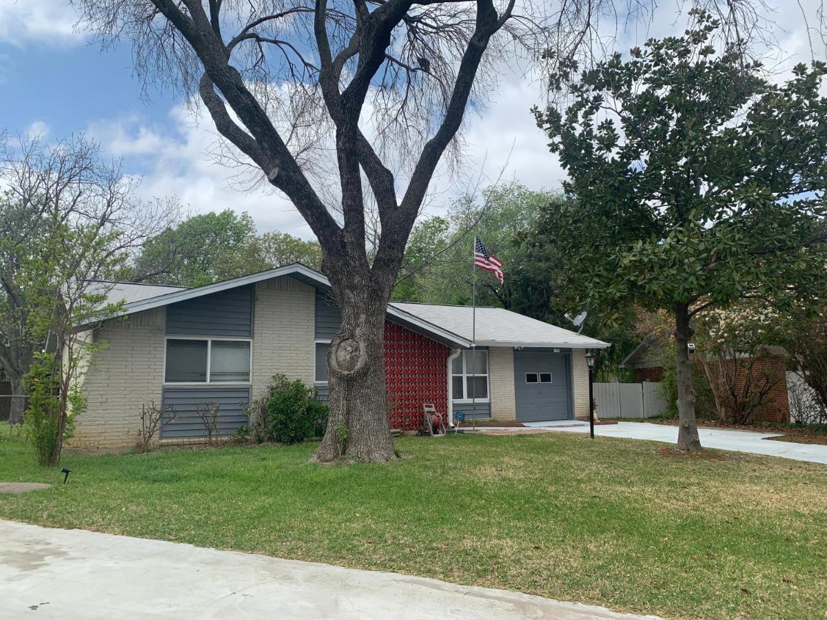Oasis 3 Near Dfw Airport With Mediterranean Setting Irving Bagian luar foto